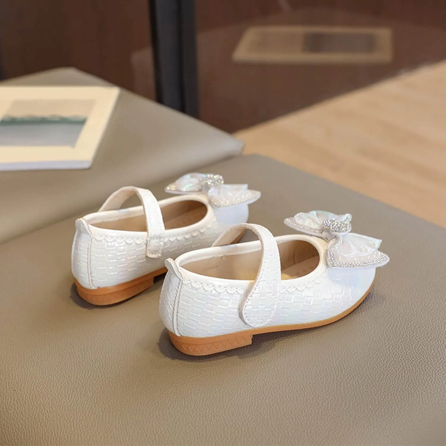 Fashion Summer Children Sandals Girls Casual Shoes Flat Bottom Lightweight Rhinestone Pearl Bow Slide Sandals