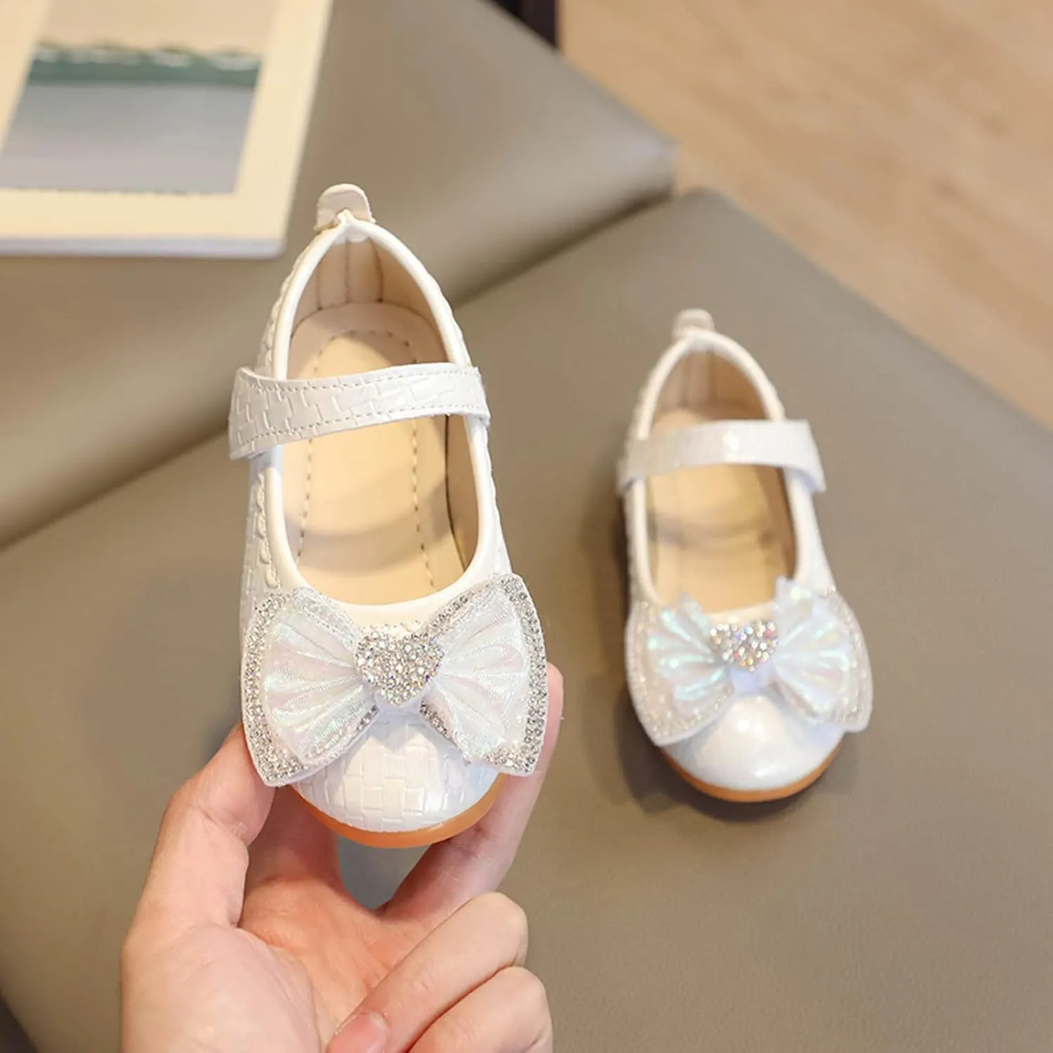 Fashion Summer Children Sandals Girls Casual Shoes Flat Bottom Lightweight Rhinestone Pearl Bow Slide Sandals